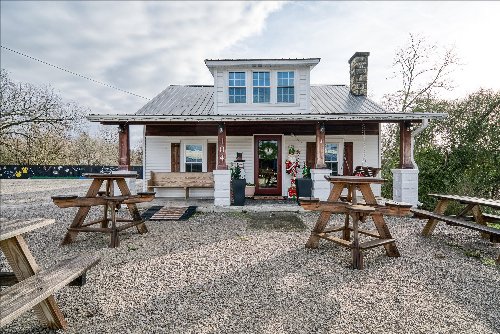 104 N Main St, Byrdstown, TN  38549
