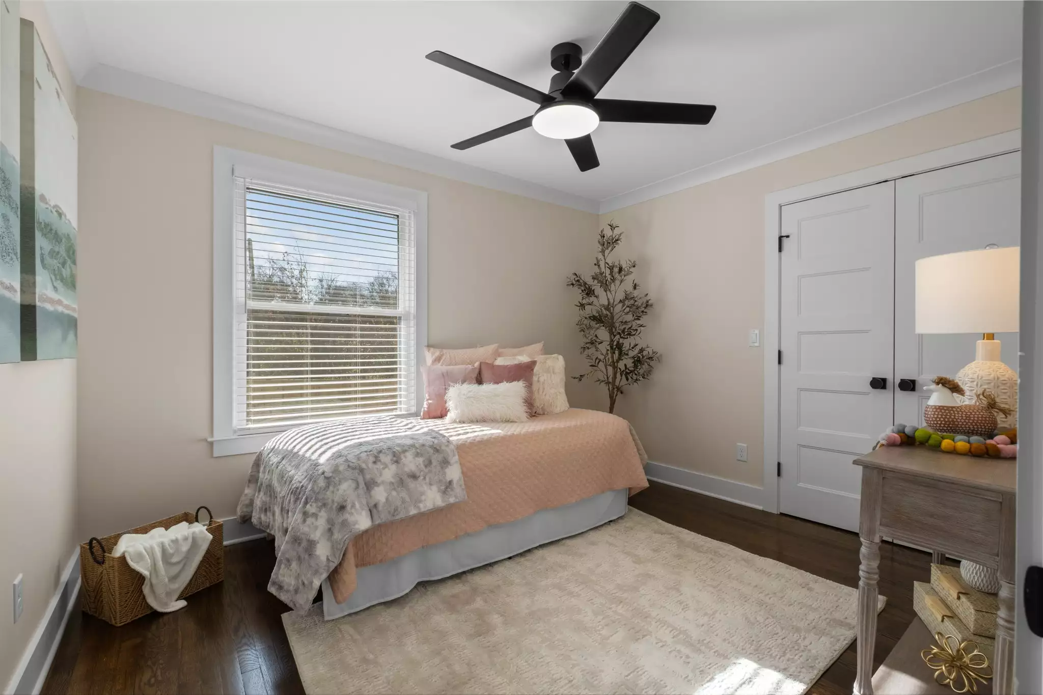 517 Lemont Dr, Nashville, TN  37216