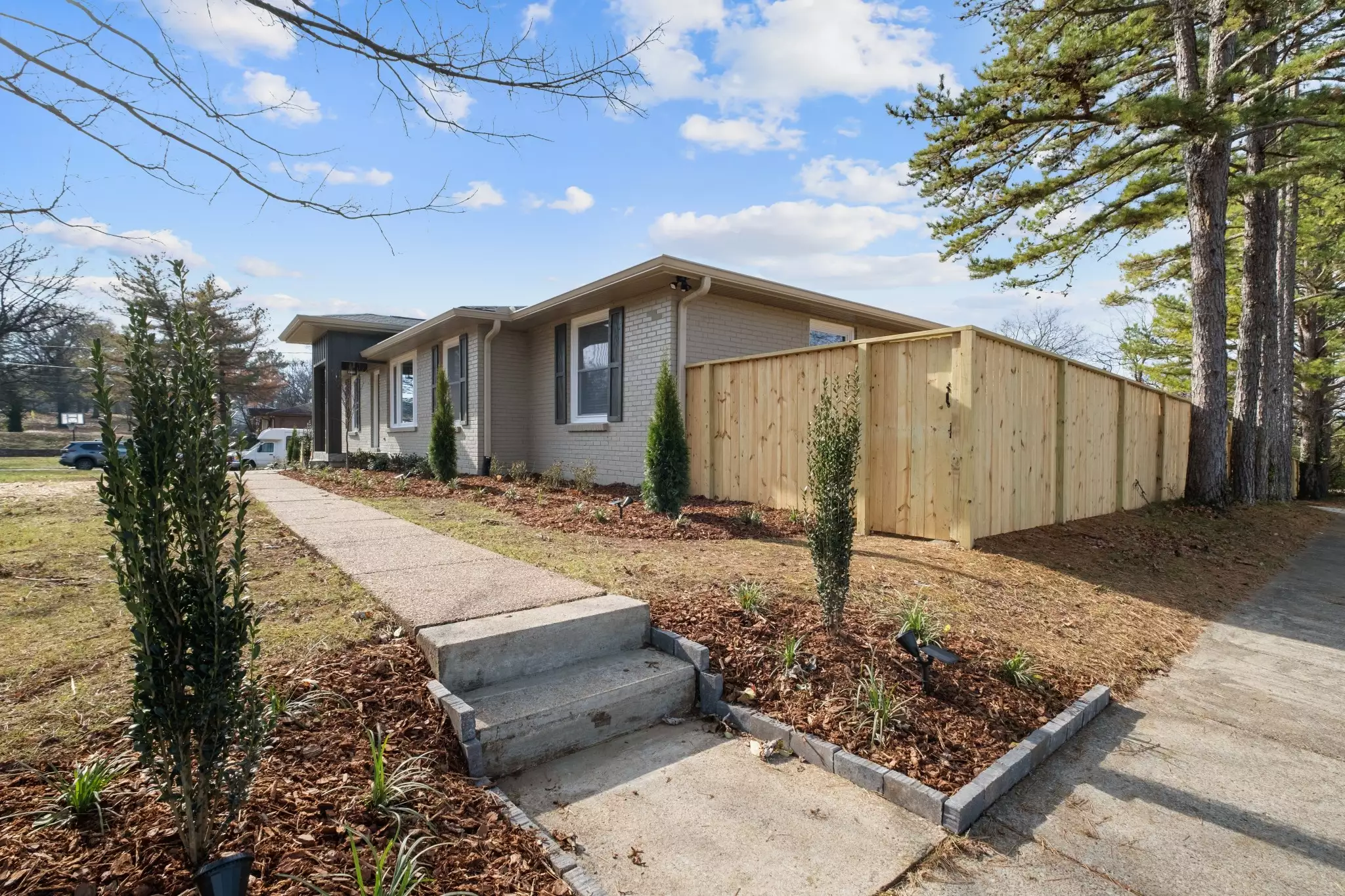 517 Lemont Dr, Nashville, TN  37216