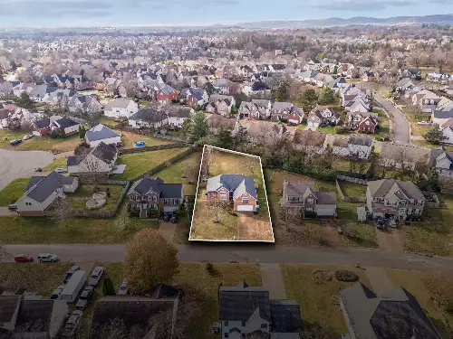 2713 Aston Woods Ln, Thompsons Station, TN  37179