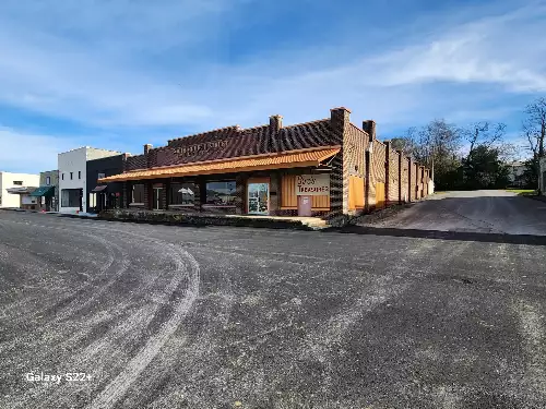 313 S Church St, Livingston, TN  38570