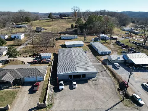 215 S Main St, Lobelville, TN  37097
