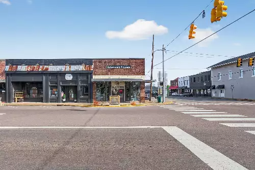 11 W Main St, Hohenwald, TN  38462