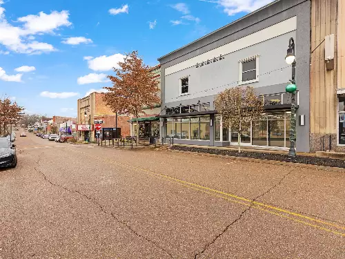 1077 N Main St, Milan, TN  38358