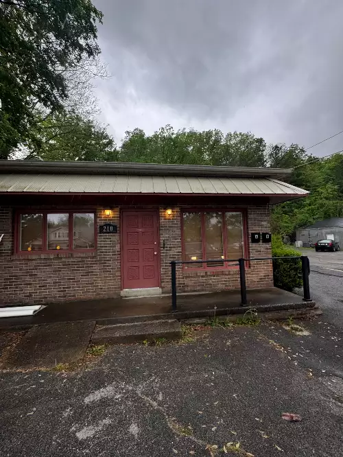 210 E Main St, Waverly, TN  37185