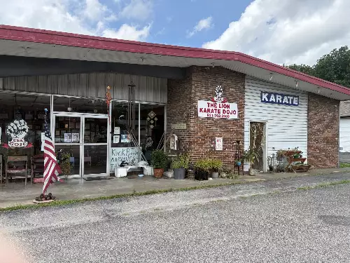 301 N Locust Ave, Lawrenceburg, TN  38464